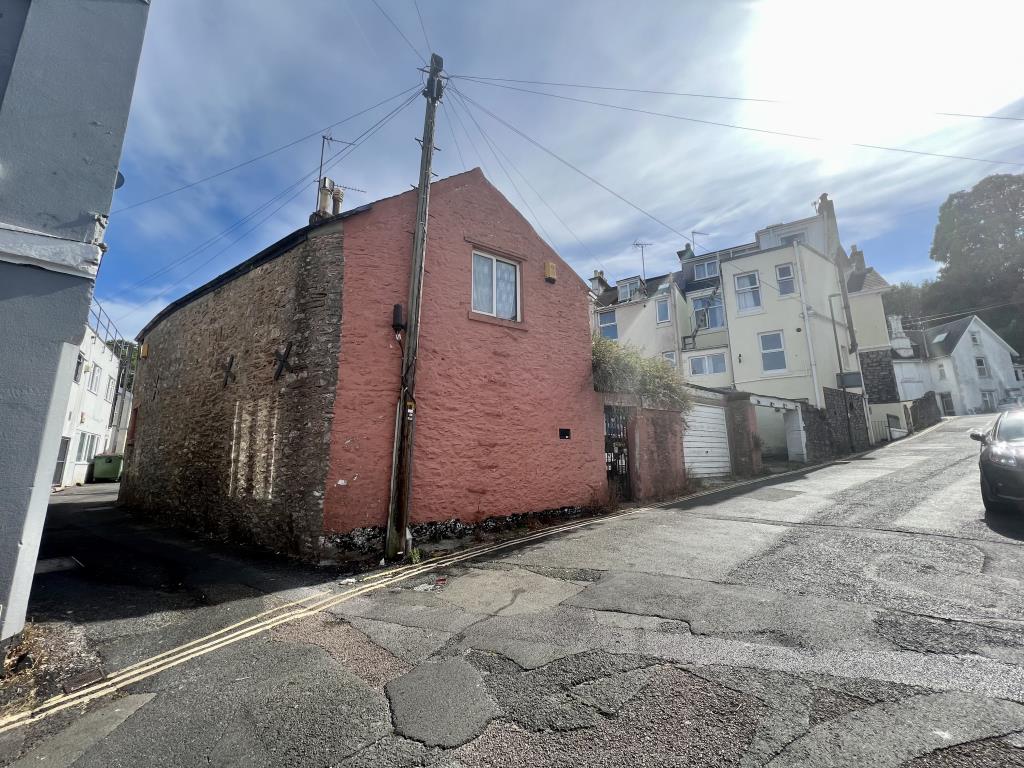 Lot: 152 - DETACHED COTTAGE FOR REFURBISHMENT WITH GARAGE - 